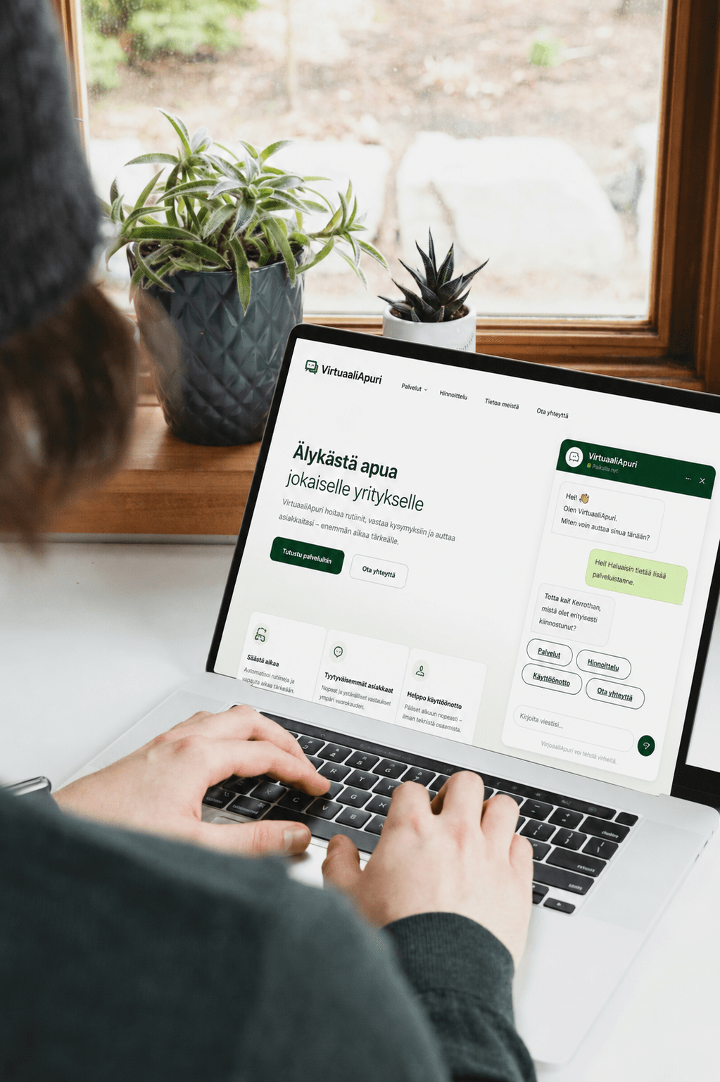 Kannettavan näytöllä verkkosivu, jonka kulmassa on chat-ikkuna